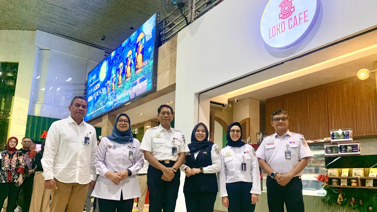 KAI Services meluncurkan cabang Loko Cafe baru di area parkir double decker Stasiun Pasar Senen dan Gudang Utama Branch Office 1 Jakarta yang berlokasi di Kawasan Kampung Bandan, Jakarta. (Liputan6.com/Tasha)