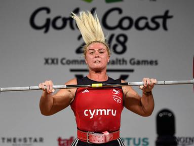 Tayla Howe dari Wales mengangkat beban dalam final 90kg angkat besi wanita selama Commonwealth Games 2018 di Gold Coast, Australia (9/4). (AFP Photo/William West)