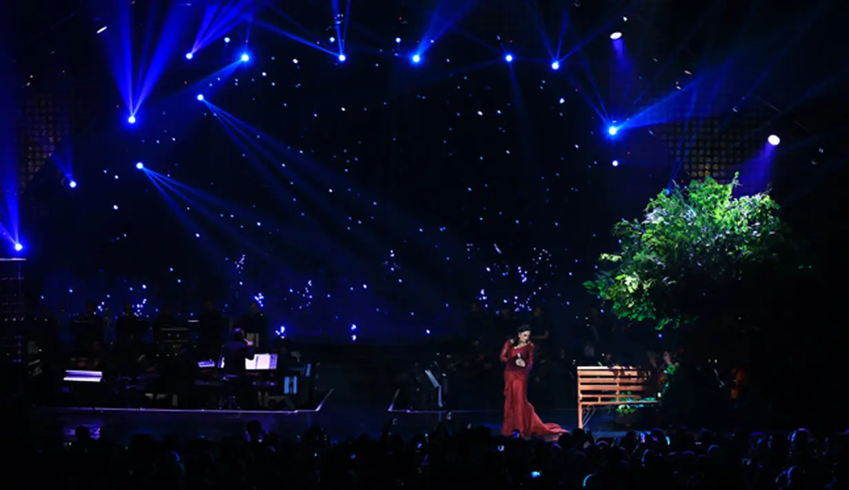 Penyelenggaraan Ayat-Ayat Cinta in Concert Colour of Love itu pun memberikan kebanggaan bagi empat diva yang terlibat mengisi soundtrack film Ayat-Ayat Cinta, seperti Kridayanti, Rossa, Raisa dan Isyana Sarasvati. (Deki Prayoga/Bintang.com)