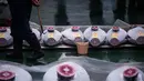 Spesies yang terancam punah ini bermigrasi melintasi semua samudra, dapat memiliki berat 1.500 pon dan panjang mencapai 10 kaki. Tampak dalam foto, para pedagang grosir memeriksa tuna beku di lelang tahunan “Tahun Baru” di pasar ikan Toyosu di Tokyo, Senin, 5 Januari 2026. (AP Photo/Louise Delmotte)
