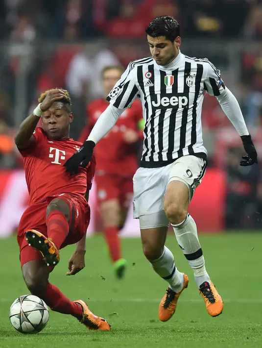 Penyerang Juventus, Alvaro Morata (kana) berusaha melewati bek Bayern Muenchen, David Alaba pada leg kedua 16 besar liga champions di Stadion Allianz Arena, Jerman, Kamis (17/3). Muenchen menang atas Juventus dengan skor 4-2. (AFP/Christof stache)