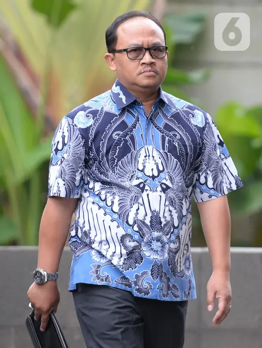 Direktur Utama PT Waskita Beton Precast Jarot Subana tiba di Gedung KPK, Jakarta, Kamis (6/2/2020). Jarot diperiksa untuk tersangka mantan Kepala Divisi II PT Waskita Karya Fathor Rachman dalam kasus dugaan korupsi pengerjaan subkontraktor 14 proyek fiktif. (merdeka.com/Dwi Narwoko)