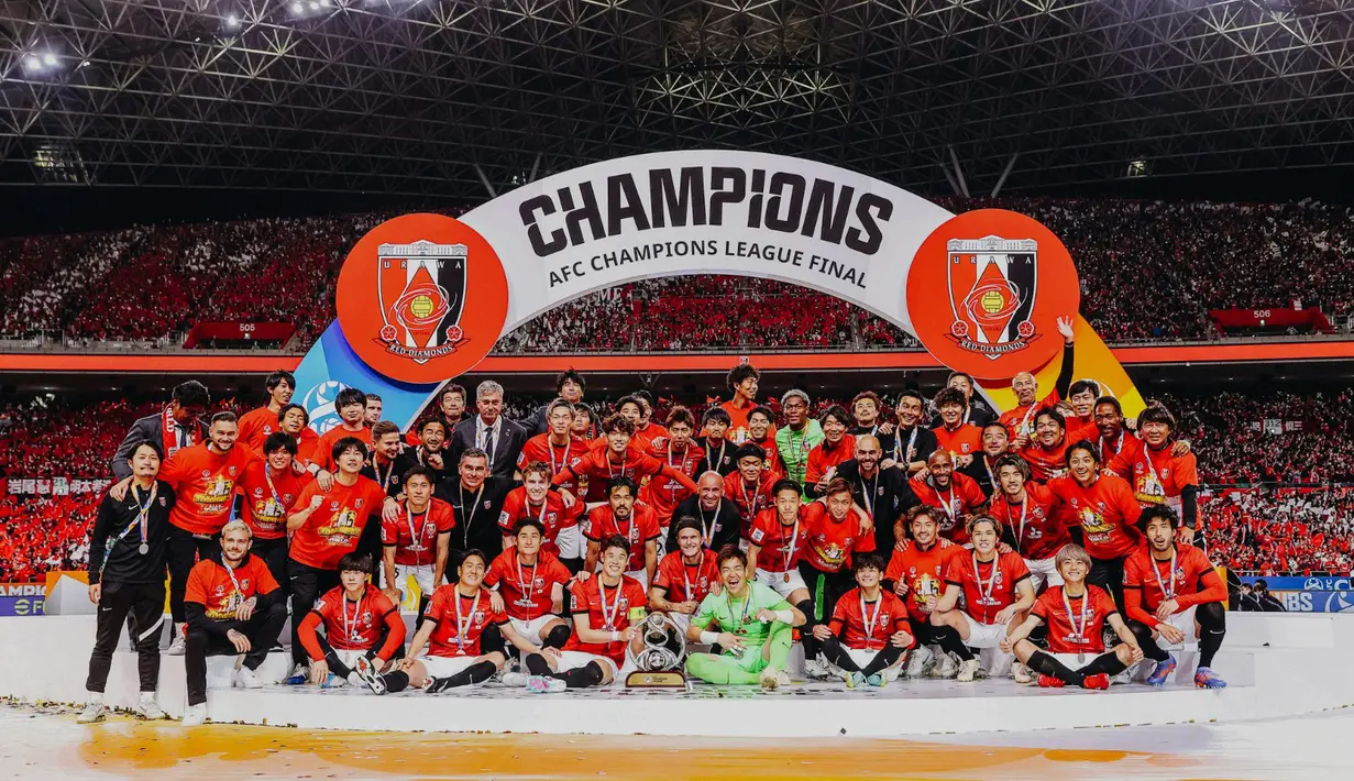 Sejumlah pemain Urawa Red Diamonds bersama pelatih dan juga staf berpose dengan trofi Liga Champions Asia 2022 setelah mengalahkan Al-Hilal dalam pertandingan final leg kedua yang berlangsung di Saitama Stadium, Sabtu (6/5/2023). (Dok. J-League)