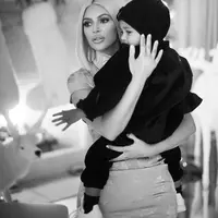 Saint West, anak Kim Kardashian dan Kanye West menghabiskan beberapa hari pada akhir tahun 2017 di rumah sakit karena terjangkit pneumonia atau paru-paru basah. (instagram/kimkardashian)