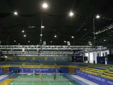 Suasana saat sejumlah pekerja menyelesaikan persiapan untuk venue bulutangkis SEA Games 2019 di Muntinlupa Sports Center, Manila, Sabtu (23/11). Cabang bulutangkis akan mulai bertanding pada Minggu (1/12). (Bola.com/M Iqbal Ichsan)