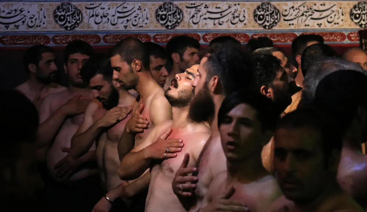 Umat Syiah Irak berdoa di tempat suci Imam Abbas pada malam Asyura di kota suci Karbala (9/9/2019). Hari Asyura merupakan puncak peringatan Tragedi Karbala, yaitu tragedi pembantaian Imam Husain ra oleh pasukan Yazid bin. (AFP Photo/Mohammed Sawaf)