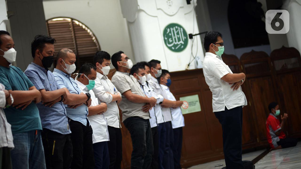 FOTO: Kasus COVID-19 Mulai Landai, MUI Izinkan Saf Salat Kembali Rapat