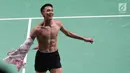 Tunggal putra Indonesia, Jonatan Christie merayakan kemenangan atas pemain Chinese Taipei Chou Tienchen di final bulutangkis perseorangan Asian Games 2018, Istora GBK, Jakarta, Selasa (28/8). Jonatan Christie unggul 2-1. (Liputan6.com/Helmi Fithriansyah)