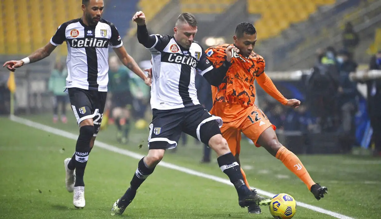 Pemain Juventus, Alex Sandro, berebut bola dengan pemain Parma, Riccardo Gagliolo, pada laga Liga Italia di Stadion Ennio Tardini, Minggu (20/12/2020). Juventus menang dengan skor 4-0. (Massimo Paolone/LaPresse via AP)