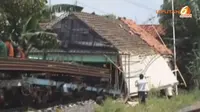 [VIDEO] Rumah Warga Rusak Dihantam Gerbong Kereta Saat Langsir
