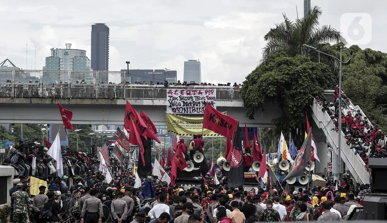 Mahasiswa dan elemen buruh melakukan aksi di depan Gedung DPR/MPR/DPD, Jakarta, Kamis (16/7/2020). Dalam aksinya, mereka menolak pengesahan RUU Cipta Kerja atau Omnibus Law yang saat ini sedang dibahas DPR bersama pemerintah. (Liputan6.com/Johan Tallo)