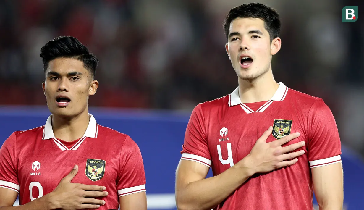 <p>Ekspresi pemain Timnas Indonesia U-23, (dari kiri ke kanan) Ramadhan Sananta dan Elkan Baggott saat menyanyikan lagu kebangsaan Indonesia Raya jelang melawan Chinese Taipei U-23 dalam pertandingan Grup K Kualifikasi Piala Asia U-23 2024 di Stadion Manahan, Solo, Sabtu (9/9/2023). (Bola.com/Arief Bagus)</p>