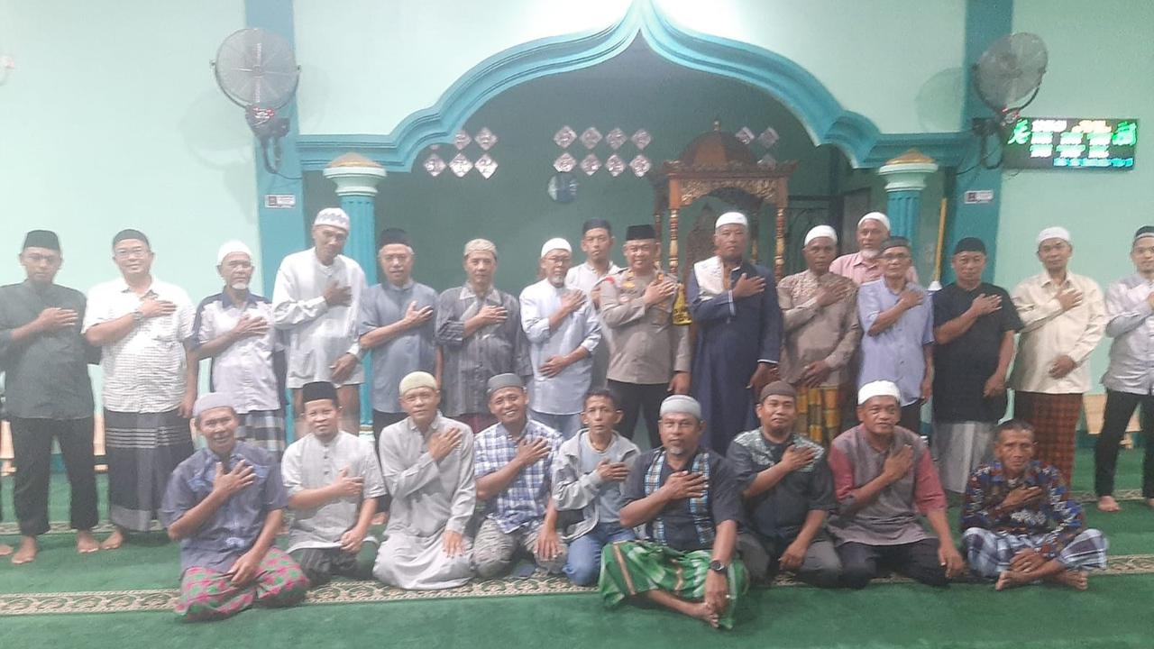 Personel Polresta Pekanbaru bersama jamaah masjid dan Paguyuban Pujakesuma dalam sosialisasi Pilkada damai.