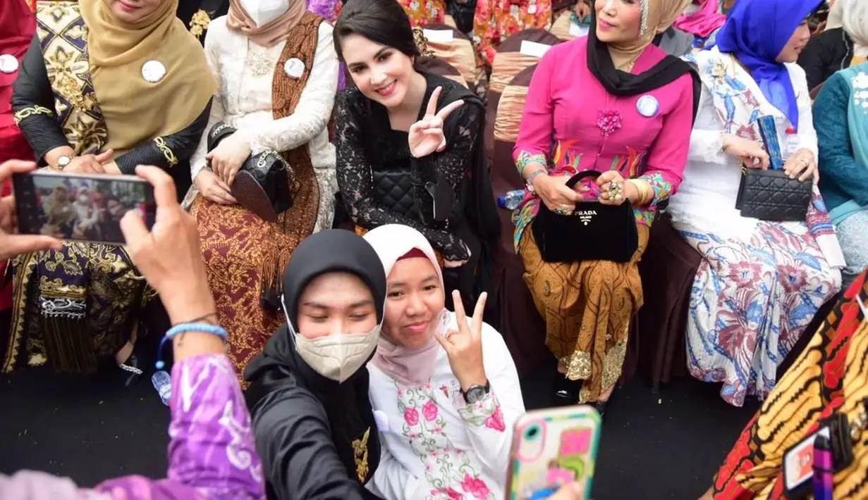 Momen seru Arumi Bachsin saat berpose dengan para perempuan yang hadir di acara Hari Batik Nasional. (Foto: Instagram/@arumibachsin_94)