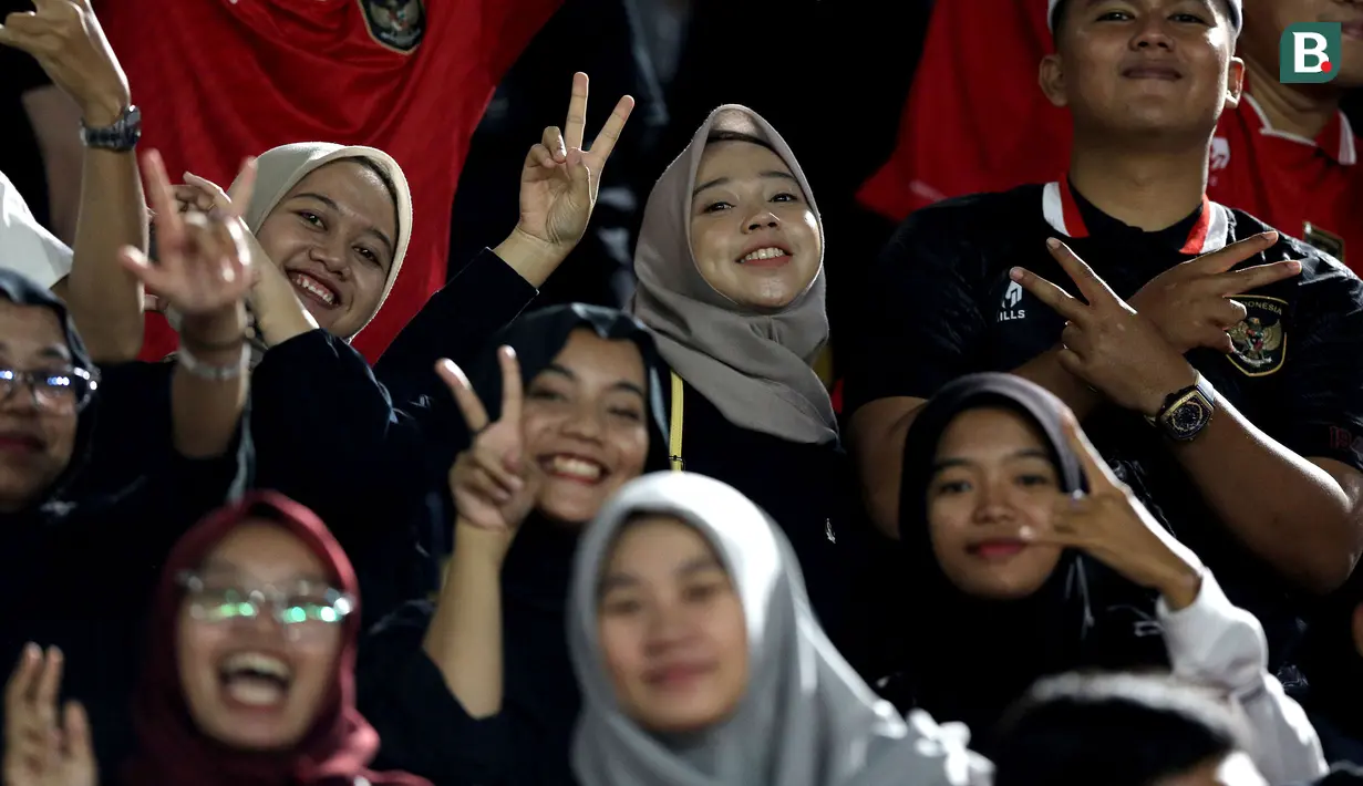 Sejumlah suporter wanita terlihat memadati tribun saat laga Kualifikasi Piala Asia U-23 2024 antara Timnas Indonesia U-23 melawan Turkmenistan di Stadion Manahan, Solo, Selasa (12/09/2023). (Bola.com/Areif Bagus)