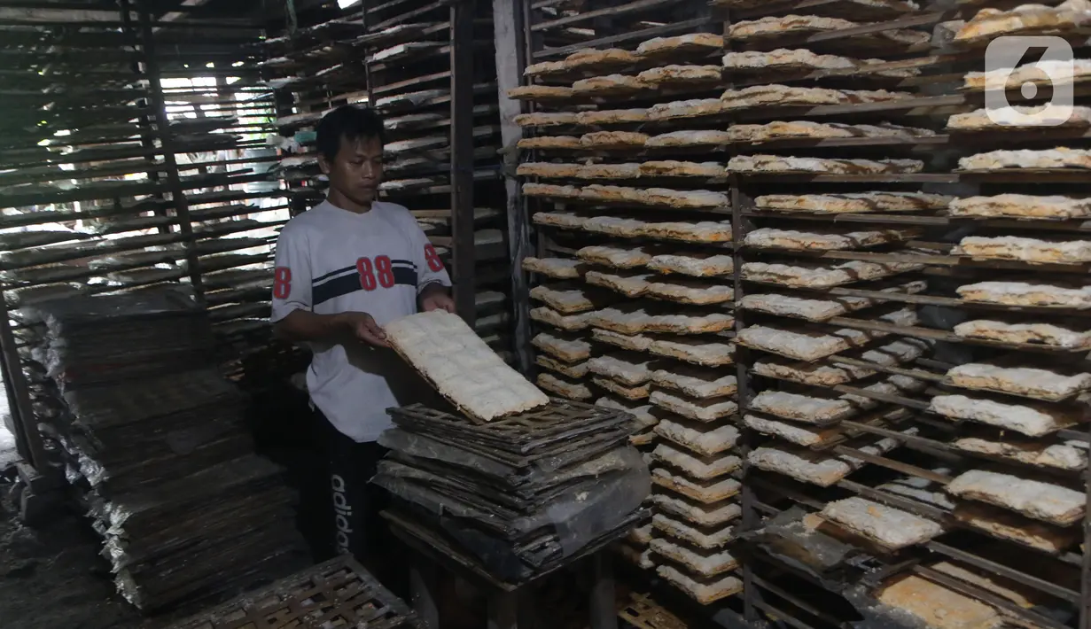 Pekerja  melakukan proses pembuatan oncom di Jakarta, Kamis (1/7/2021). Realisasi kredit usaha rakyat (KUR) hingga 18 Juni 2021 telah mencapai Rp 112,8 triliun. Angka tersebut setara dengan 44,58% dari target penyaluran KUR tahun ini sebesar Rp 253 triliun.(Liputan6.com/Angga Yuniar)