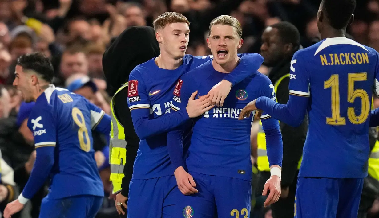 Pemain Chelsea, Conor Gallagher (ketiga kiri) melakukan selebrasi setelah mencetak gol penentu kemenangan timnya saat pertandingan sepak bola putaran kelima Piala FA Inggris melawan Leeds United di Stadion Stamford Bridge, London, Rabu, 28 Februari 2024. (AP Photo/Kirsty Wigglesworth)