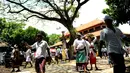 Suasana Keramaian umat Hindu sebelum berdoa selama perayaan Kuningan di sebuah pura di Pulau Serangan, Denpasar, Bali, Sabtu (20/2). Kuningan merupakan hari terakhir dari perayaan Galungan. (AFP PHOTO/SONNY Tumbelaka)