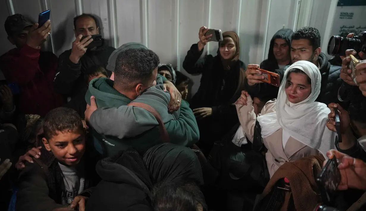 Kembalinya 40 warga Palestina disambut dengan penuh sukacita oleh para kerabat. Tampak dalam foto, para pengungsi disambut oleh kerabat mereka setelah tiba di Rumah Sakit Nasser menyusul pembukaan kembali penyeberangan perbatasan Rafah, di Khan Younis, Jalur Gaza selatan, Rabu 4 Februari 2026 pagi waktu setempat. (AP Photo/Jehad Alshrafi)