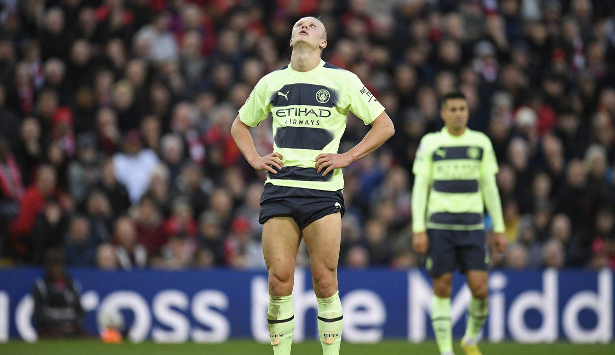 Reaksi kecewa striker Manchester City, Erling Haaland saat menghadapi Liverpool pada laga Liga Inggris 2022/2023 di Anfield Stadium, Liverpool (16/10/2022). Telah bertemu dua laga, Erling Haaland dua kali gagal mencetak gol ke gawang Liverpool. Pada pertemuan pertama di Anfield pada pekan ke-11, Haaland yang tampil penuh 90 menit gagal menghindarkan Manchester City dari kekalahan 0-1. (AFP/Oli Scarff)