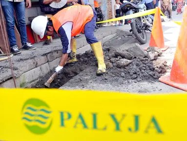  Petugas merazia pipa ilegal bersama mitra kerja PAM Jaya di pemukiman Pasar Ikan Muara Angke, Jakarta, Rabu (4/6/2014) (Liputan6.com/Johan Tallo) 