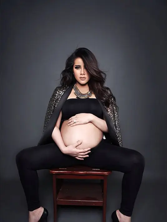 Olla Ramlan melakukan foto kehamilan bersama suaminya Aufar. Sambil memegang perut ia terlihat seksi yang diabadikan oleh fotografer Diera Bachir. (Instagram/dierabachir)