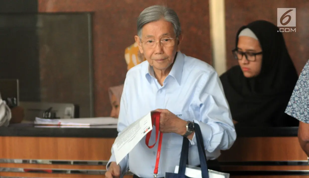 Menteri Koordinator Bidang Ekonomi, Keuangan dan Industri (Menko Ekuin) Kwik Kian Gie tiba untuk pemeriksaan di Gedung KPK, Kamis (11/7/2019). Kwik diperiksa sebagai saksi untuk tersangka pemegang saham pengendali Bank Dagang Nasional Indonesia (BDNI) Sjamsul Nursalim. (merdeka.com/Dwi Narwoko)