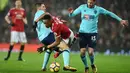 Striker Manchester United, Anthony Martial, terjatuh saat berebut bola dengan gelandang AFC Bournemouth, Brad Smith, pada laga Premier League di Stadion Old Trafford, Rabu(13/12/2017). Manchester United menang 1-0 atas AFC Bournemouth. (AP/Oli Scarff)