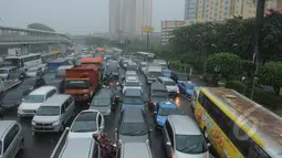 Lalu lintas di sekitar Letjend Suprapto Cempaka Putih mengalami kemacetan hingga berjam-jam, jakarta pusat, Senin (9/2/2015).  (Liputan6.com/Herman Zakharia)