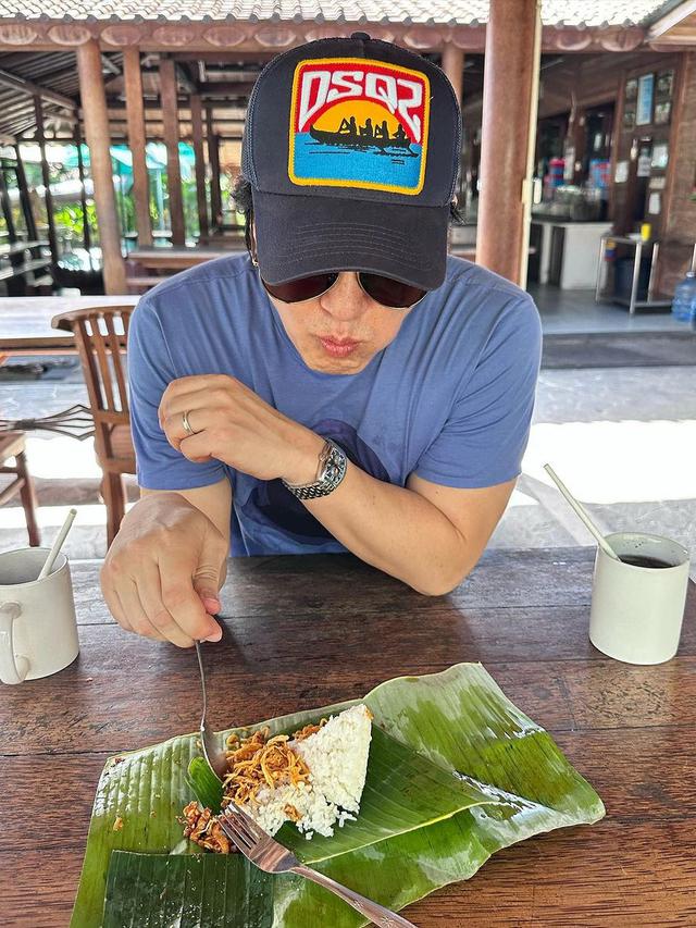 Aktor Lee Beom Soo makan nasi bungkus di Bali.