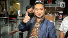 Kepala Kantor Bea Cukai Makassar Andhi Pramono mengacungkan jempol usai menjalani pemeriksaan di Gedung Merah Putih KPK Jakarta, Selasa (14/3/2023). Andhi Pramono baru saja rampung menjalani pemeriksaan berkaitan dengan dugaan harta yang dia laporkan dalam Laporan Harta Kekayaan Penyelenggara Negara (LHKPN) tak sesuai dengan profilnya. (Liputan6.com/Faizal Fanani)