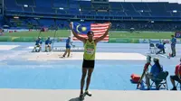Atlet Malaysia, Abdul Latif Romly, akan mendapat bonus sebesar Rp 3,2 miliar rupiah setelah meraih medali emas nomor lompat jauh F20 putra pada Paralimpiade Rio de Janeiro 2016, Minggu (11/9/2016). (Bola.com/Facebook/Khairy Jamaluddin)