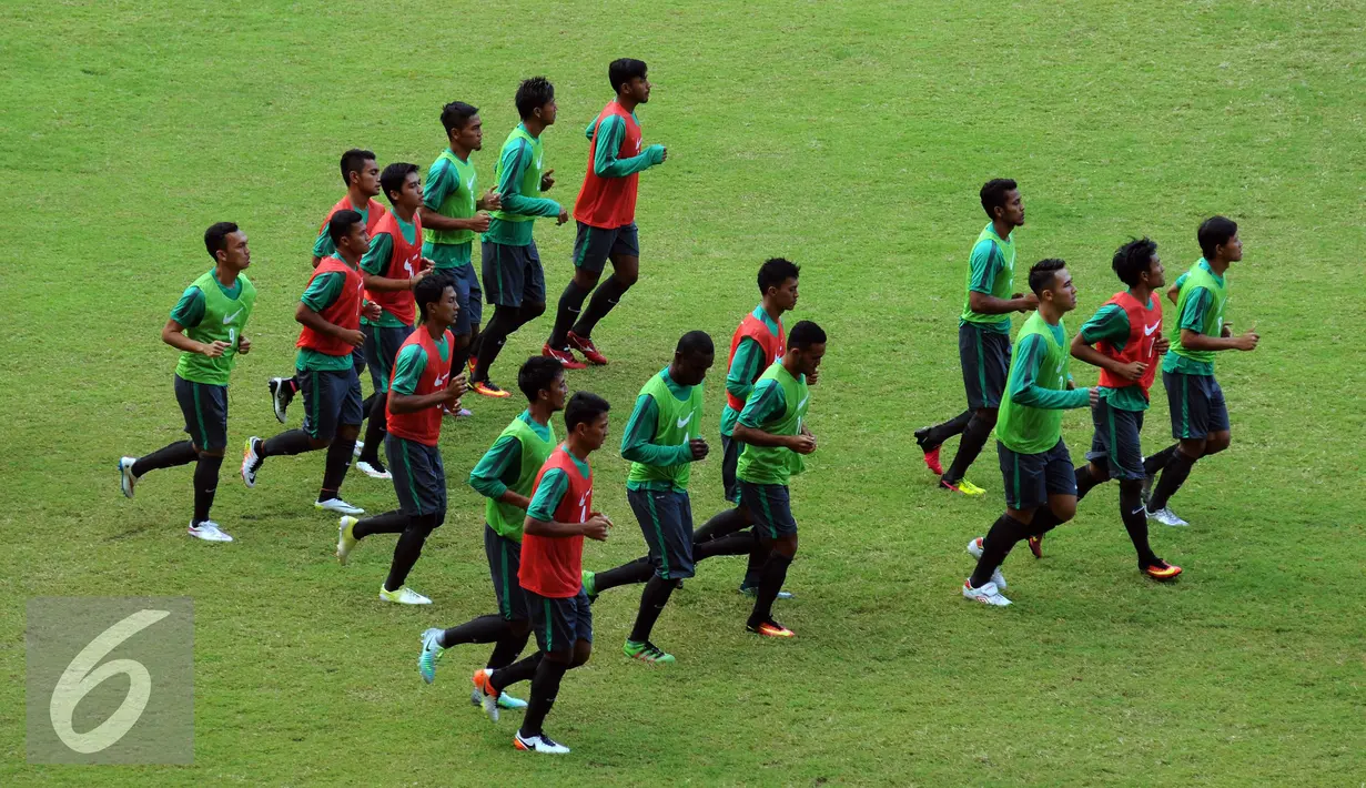 Sejumlah pemain berlari jelang mengikuti seleksi timnas Indonesia tahap pertama di Stadion Pakansari, Kab Bogor, Selasa (9/8). 24 pesepakbola mengikuti seleksi awal timnas Indonesia untuk AFF Cup 2016. (Liputan6.com/Helmi Fithriansyah)