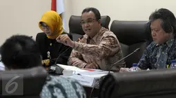 Mendikbud Anies Baswedan (tengah) memberikan keterangan saat mengunjungi kantor Ombudsman RI di kawasan Kuningan, Jakarta, Rabu (4/5). Ombudsman pun mengadukan temuan evaluasi UN SMA/SMK 2016 lalu. (Liputan6.com/Helmi Afandi)