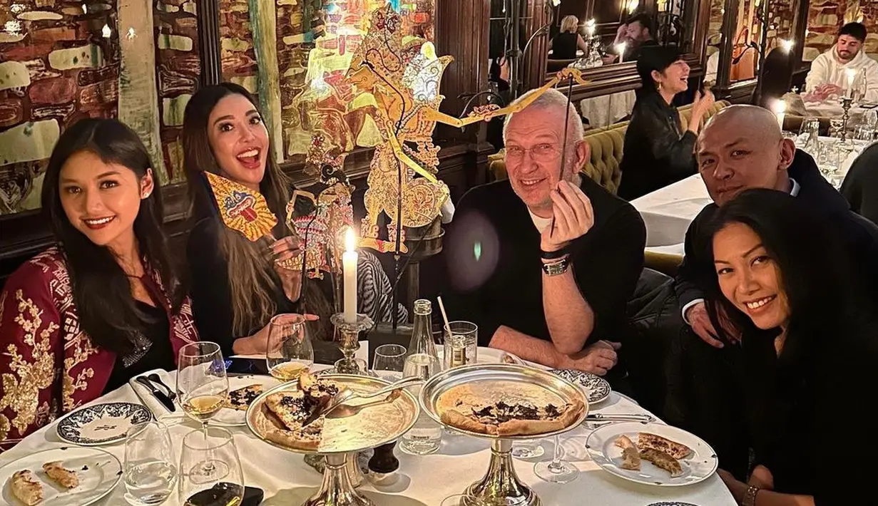 Erina Gudono membagikan momen saat bertemu penyanyi Anggun C Sasmi dan  desainer top Prancis, Jean Paul Gaultier di Paris, Prancis. Istri Kaesang Pangarep itu membagikan beberapa potret di akun instagramnya pada Minggu (02/04/2023) lalu. [Instagram/erinagudono]