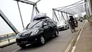 Sejumlah kendaraan melintas di jembatan Bangkir Indramayu, Jawa Barat, Jumat (30 /6). H+5 Indramayu Kota ke Arah Jakarta melalui Jalur Utara diprediksi mulai di padati arus balik pada Malam dan esok hari H+6. (Liputan6.com/Helmi Afandi)