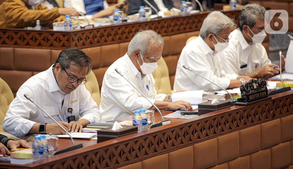Menteri Pekerjaan Umum dan Perumahan Rakyat (PUPR) Basuki Hadimuljono (kedua kiri) mengikuti rapat kerja bersama Komisi V DPR RI di Kompleks Parlemen, Senayan, Jakarta, Selasa (17/1/2023). Rapat tersebut membahas tentang pembahasan program-program Kementerian PUPR tahun 2023 dan evaluasi pelaksanaan anggaran tahun 2022. (Liputan6.com/Faizal Fanani)