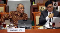 Ketua Komisi Pemberantasan Korupsi (KPK) Agus Rahardjo (kiri) dan Wakil Ketua KPK La Ode Muhammad Syarif saat akan rapat dengan Komisi III DPR RI di kompleks Parlemen, Jakarta, Rabu (27/11/2019). Rapat membahas evaluasi kinerja KPK masa kerja 2015-2019. (Liputan6.com/Johan Tallo)