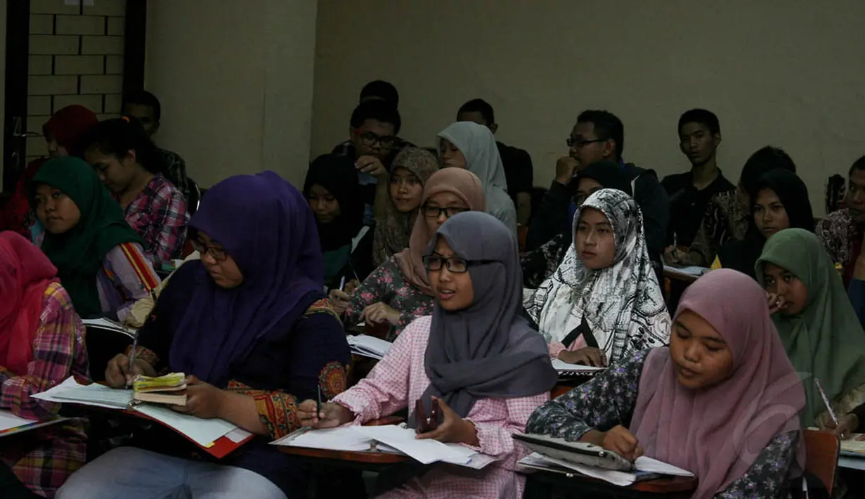 Peraturan Menteri Pendidikan dan Kebudayaan (Permendikbud) No 49 Tahun 2014 membuat para mahasiswa baru ketar-ketir, Jakarta, (17/9/14). (Liputan6.com/Faizal Fanani)