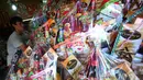 Pedagang menata parcel Natal di kawasan Glodok, Jakarta. Foto diambil pada Sabtu (20/12/2014). (Liputan6.com/Johan Tallo) 