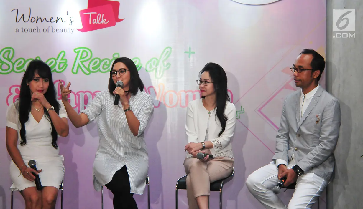 Selebriti sekaligus presenter Donna Agnesia menjadi pembicara dalam acara Women's Talk di Jakarta, Sabtu (28/18). Acara itu mengambil tema The Secret Recipe of Healthy &  Happy Women Berbagi Tips Kesehatan untuk perempuan.  (Liputan6.comm/Helmi Afandi)