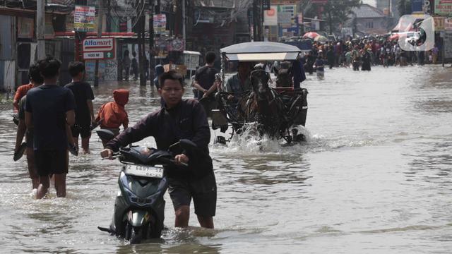 Kali Angke Meluap, Banjir Rendam Jalan Raya Cipondoh Kota Tangerang Banten