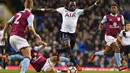 Pemain Tottenham Hotspur, Moussa Sissoko berusaha melewati hadangan para pemain Aston Villa pada aga FA Cup di White Hart Lane (8/1/2017). Tottenham menang 2-0.   (AFP/Ben Stansall)