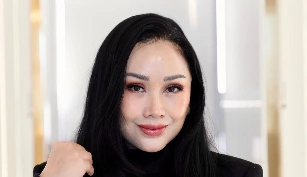 Lewat unggahan Instagramnya, Titi DJ membagikan kolase foto penampilannya usai operasi anti aging. [IG: ti2dj].