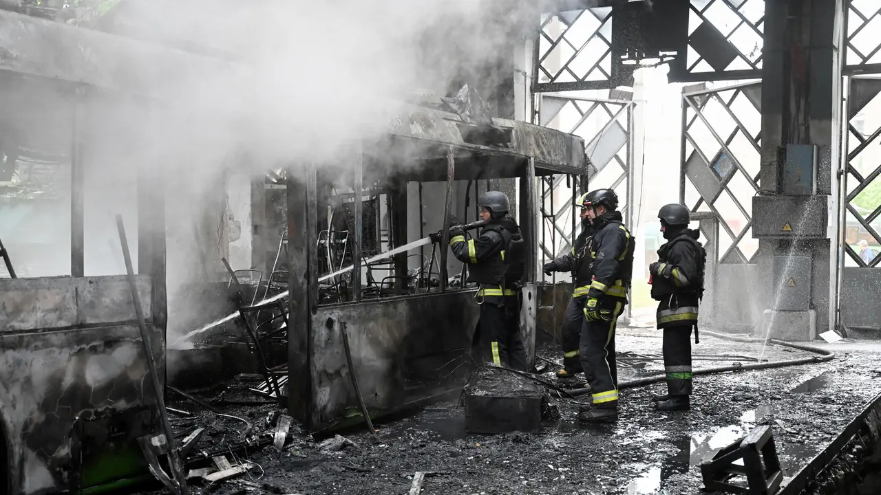 Terkena Hantaman Serangan Udara Rusia, Sebuah Terminal Bus Listrik di Kharkiv Hangus Terbakar