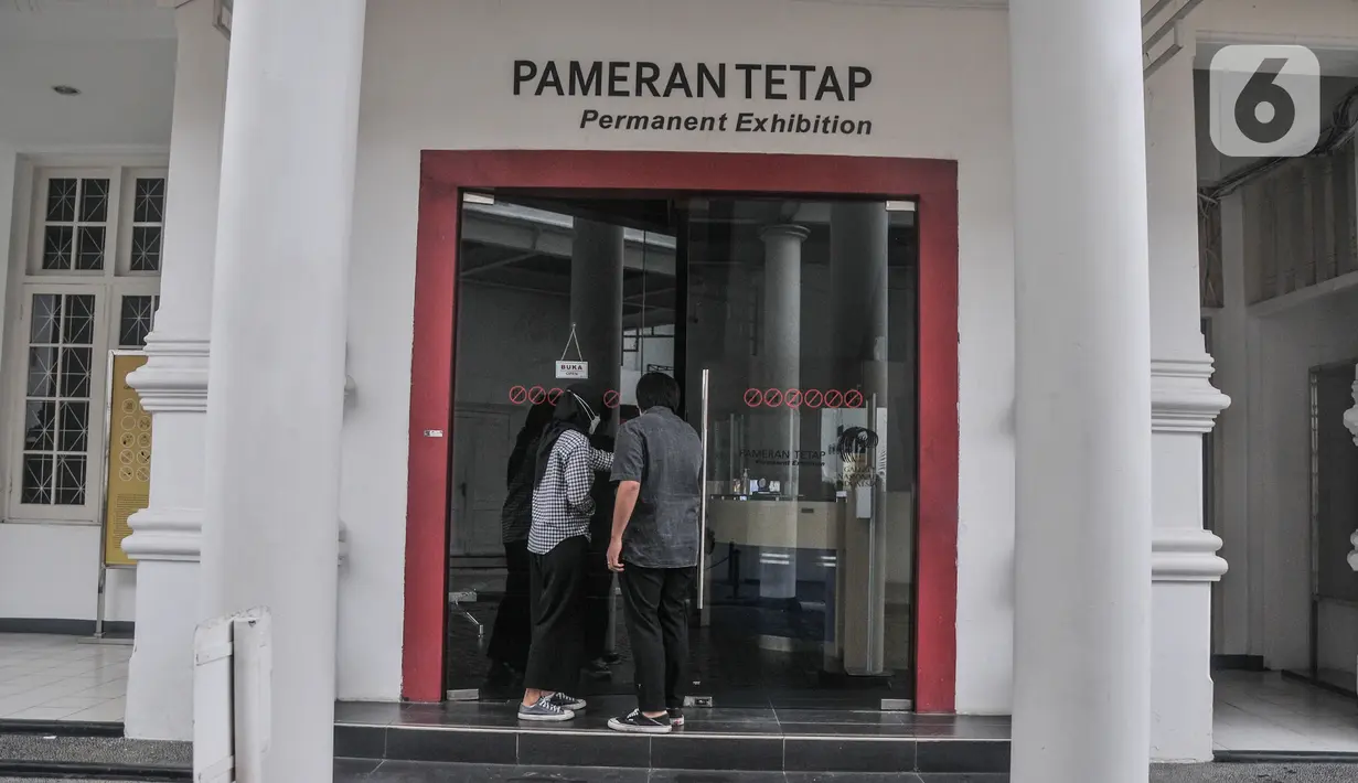 Pengunjung saat mengunjungi Galeri Nasional Indonesia Jakarta, Kamis (28/10/2021). Pengunjung diwajibkan melakukan pendaftaran kunjungan secara daring melalui website resmi GNI serta memiliki sertifikat vaksin Covid-19. (merdeka.com/Iqbal S Nugroho)