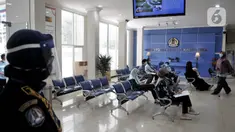 Aktivitas layanan keimigrasian di Kantor Imigrasi Kelas I TPI Jakarta Timur, Senin (15/6/2020). Direktorat Jenderal Imigrasi mulai kembali membuka layanan kantor imigrasi di seluruh Indonesia setelah memberlakukan pembatasan pelayanan sejak 24 Maret 2020 akibat Covid-19. (merdeka.com/Iqbal S Nugroho