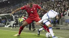 Bek Swiss Manuel Akanji berebut bola dengan gelandang Kosovo Elbasan Rashani pada pertandingan Grup I kualifikasi Euro 2024 di Stadion St. Jakob-Park, Basel, Minggu 19 November dini hari WIB. (Ennio Leanza/Keystone via AP)