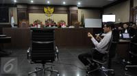 Ahli patologi forensik Djaja Surya Atmadja yang dihadirkan tim kuasa hukum Jessica Wongso pada sidang perkara pembunuhan Wayan Mirna Salihin di Pengadilan Negeri Jakarta Pusat, Rabu (7/9). (Liputan6.com/Helmi Afandi)