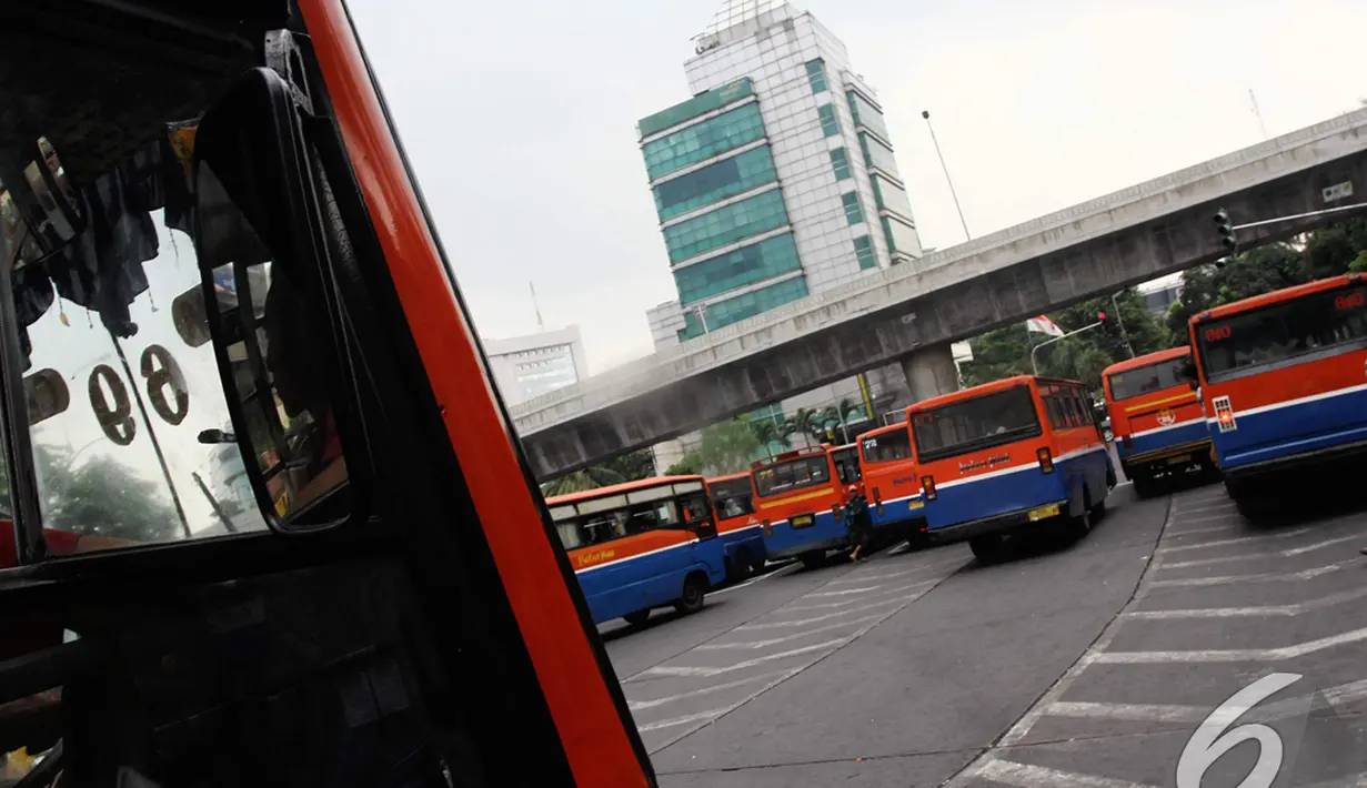 Banyaknya angkutan umum yang tidak memenuhi kelayakan Dinas Perhubungan DKI Jakarta berencana mencabut izin kendaraan umum yang sudah berusia di atas 10 tahun, Jakarta, Senin (17/11/2014) (Liputan6.com/Faizal Fanani)